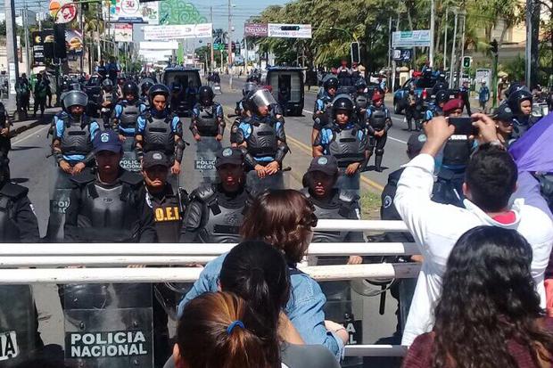 Cordón policial impide movilización de mujeres en Managua
