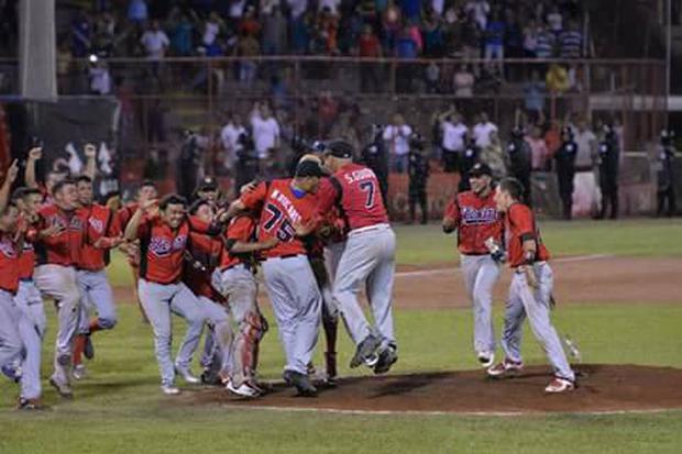 León rugió en la capital y elimina al Bóer