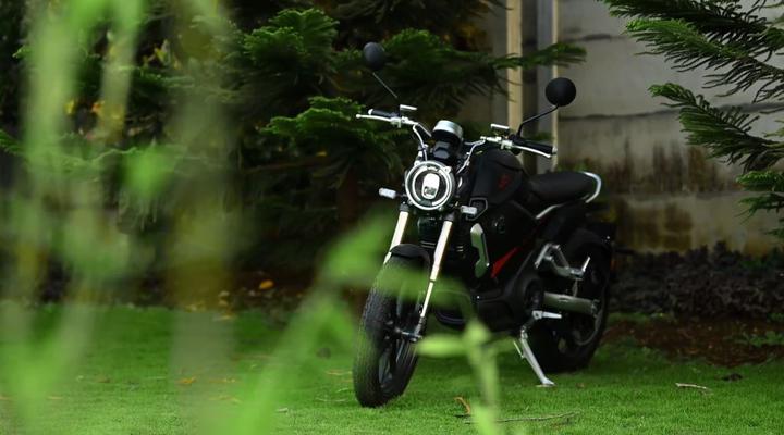 Conductores de motos eléctricas deben cumplir con la ley de tránsito, dice abogado