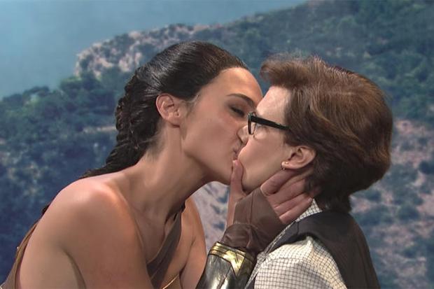 Gal Gadot causa revuelo al besar a una actriz estadounidense