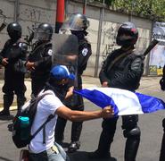 En el sector del antiguo Hospital Militar, decenas de agentes antidisturbios de la Policía Nacional les impidieron el paso a los manifestante.