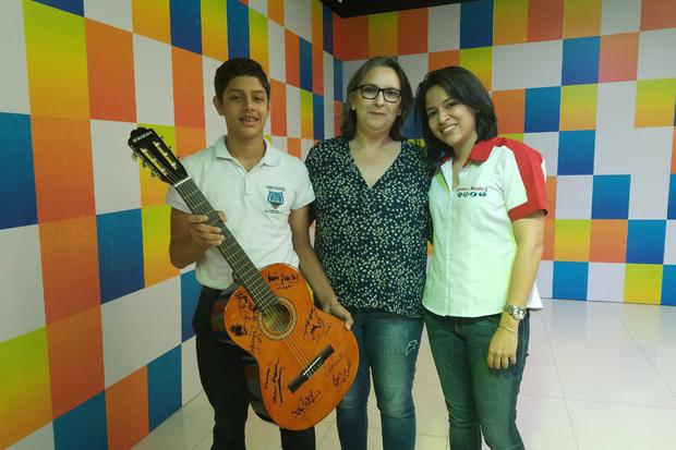 Joven recibe guitarra autografiada de artistas nicaragüenses