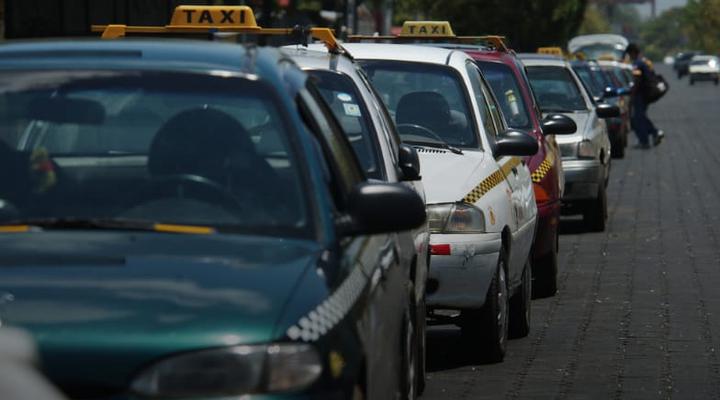 Taxistas deben bajar el precio de la carrera en un 20 %