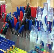 Por docena, útiles como los lápices, lapiceros, colores y otros son más baratos en los mercados de Managua.