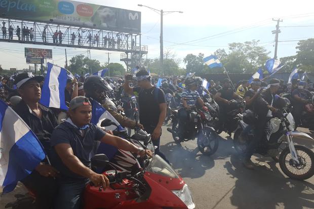 Caravana de motorizados autoconvocados en el sector de la Universidad Centroamericana (UCA). Foto: Jimmy Romero.