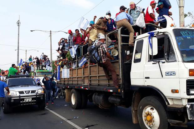 Parte de la caravana de campesinos en la rotonda Cristo Rey. Foto: Elizabeth Reyes.