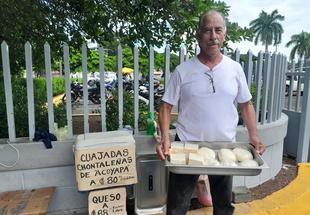 Jubilado emprende con venta de cuajadas, las que son traídas de Acoyapa a Managua