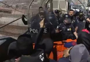 Migrantes se enfrentan a la policía en uno de los puestos fronterizos en Ciudad Juárez, México