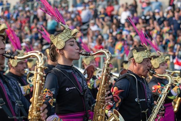 Alegría y color en Desfile de las Rosas