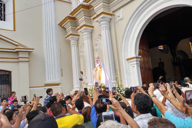 De acuerdo con la programación contemplada al patronazgo, la venerada imagen salió a las 5:00 p.m. del Santuario de Nuestra Señora de la Merced