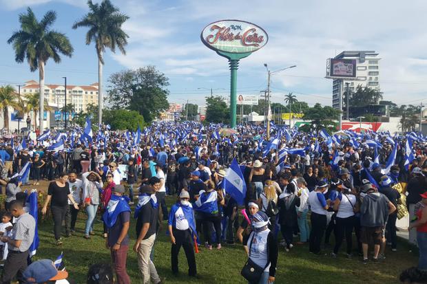 Autoconvocados en la rotonda Rybén Darío en Metrocentro. Foto: Jimmy Romero.