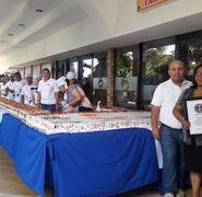 Norma Martínez, propietaria de Panadería Shick sostuvo que les tomó tres días elaborar este gigantesco pastel