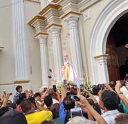 De acuerdo con la programación contemplada al patronazgo, la venerada imagen salió a las 5:00 p.m. del Santuario de Nuestra Señora de la Merced