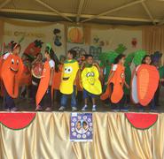 Niños y niñas del colegio Corazón de Jesús, realizando una presentación en la feria alimentaria.