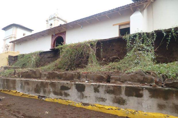 Colapsa muro del atrio de la iglesia El Laborío en León