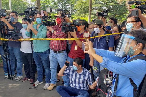 Periodistas que dan cobertura al ataque