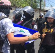 En el sector del antiguo Hospital Militar, decenas de agentes antidisturbios de la Policía Nacional les impidieron el paso a los manifestante.