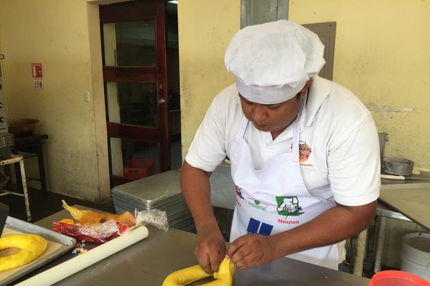 Proceso de enrollado de las masa con los demás ingredientes.