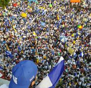Multitudinaria concentración de nicaragüenses en Catedral de Managua. Foto: Jimmy Romero
