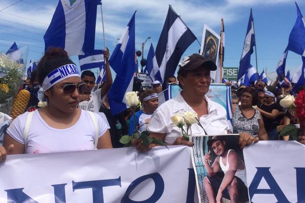 Acompañadas con rosas blancas y fotos de los fallecidos, cientos de personas se congregaron poco a poco para participar en la marcha en honor a las Madres de Abril. Foto: Walkiria Chavarría.