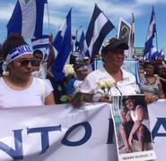 Acompañadas con rosas blancas y fotos de los fallecidos, cientos de personas se congregaron poco a poco para participar en la marcha en honor a las Madres de Abril. Foto: Walkiria Chavarría.