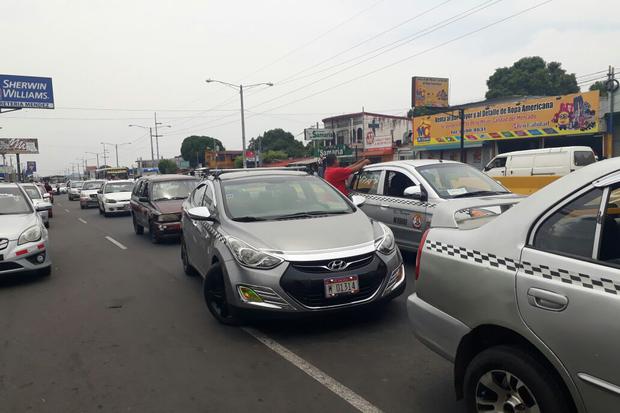 Taxistas en paro en el sector del mercado Roberto Huembes. Foto: Michelle Polanco.