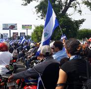 Caravana de motorizados llegando a la rotonda Rubén Darío. Foto: Elizabeth Reyes.