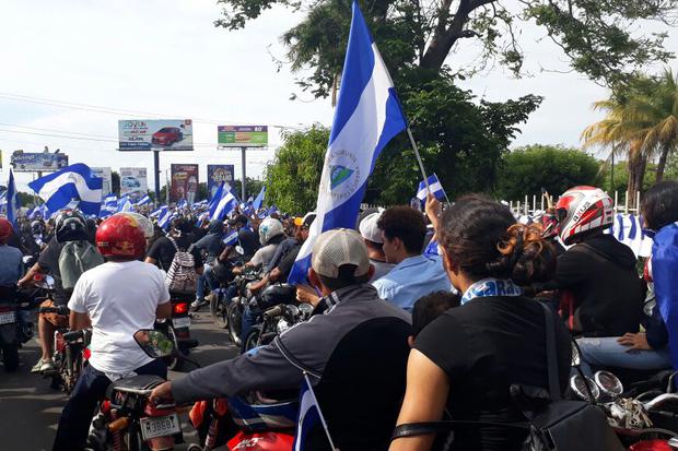 Caravana de motorizados llegando a la rotonda Rubén Darío. Foto: Elizabeth Reyes.