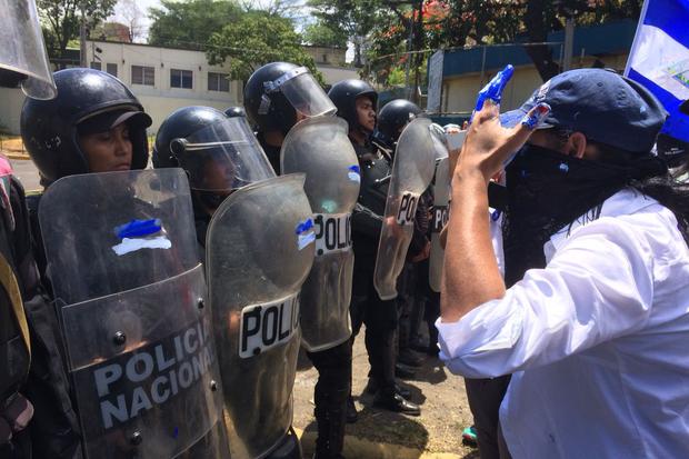 En el sector del antiguo Hospital Militar, decenas de agentes antidisturbios de la Policía Nacional les impidieron el paso a los manifestante.