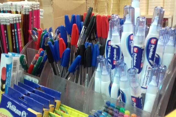 Por docena, útiles como los lápices, lapiceros, colores y otros son más baratos en los mercados de Managua.