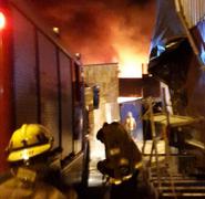 Los bomberos se hicieron presentes para intentar sofocar las llamas.