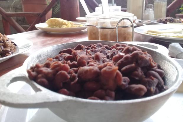 Güirilas El Tata también te ofrece frijoles a la leña. Foto: Héctor Rosales