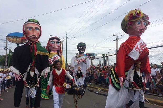 Montados recorren Managua en la tradicional hípica