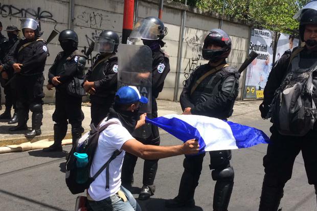 En el sector del antiguo Hospital Militar, decenas de agentes antidisturbios de la Policía Nacional les impidieron el paso a los manifestante.