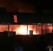 El siniestro ocurrió en el nuevo galerón que se construye para los comerciantes afectados por un incendio previo.