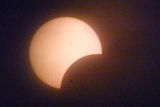 Masiva observación del eclipse parcial de Sol en León
