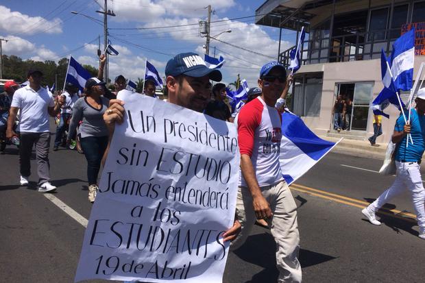 En el sector del antiguo Hospital Militar, decenas de agentes antidisturbios de la Policía Nacional les impidieron el paso a los manifestante.