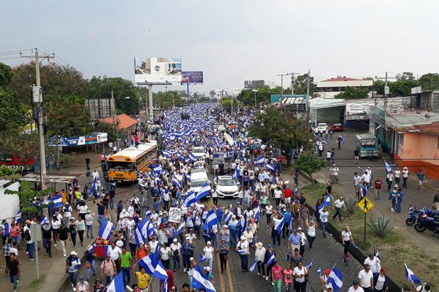 Marcha Azul y Blanco en el sector de la Universidad Evangélica Nicaragüense. Foto: Elizabeth Reyes