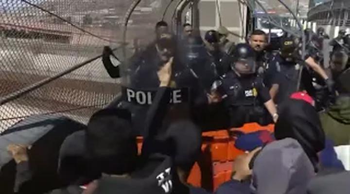 Migrantes se enfrentan a la policía en uno de los puestos fronterizos en Ciudad Juárez, México