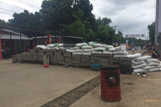 Paso cerrado en el kilómetro 13 de la carretera a Masaya, vía que conduce hacia la entrada al municipio de Ticuantepe. Foto: Margin Pozo.