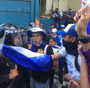 En el sector del antiguo Hospital Militar, decenas de agentes antidisturbios de la Policía Nacional les impidieron el paso a los manifestante.