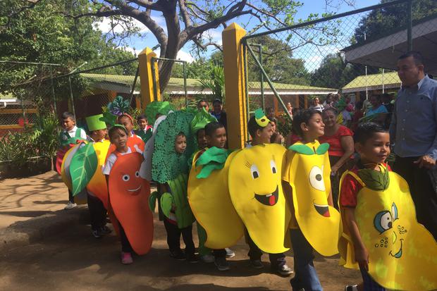 Niños y niñas del colegio Corazón de Jesús, haciendo fila para de presentarse en el acto de la feria alimentaria.