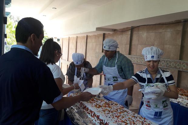 Para este 2017, la Panadería Shick hizo una réplica del pastel que mide 26 metros de largo y fue hecho con 800 libras de torta