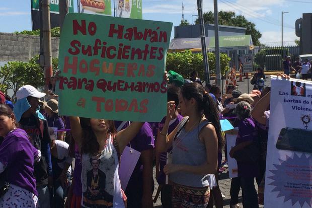 Mujeres  nicaragüenses  marchan en su día