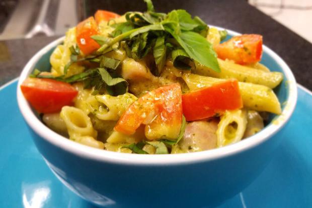 Así se prepara una pasta en salsa de crema y pesto