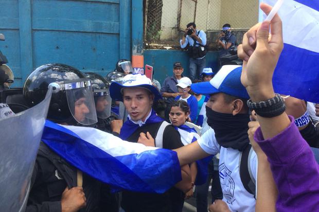 En el sector del antiguo Hospital Militar, decenas de agentes antidisturbios de la Policía Nacional les impidieron el paso a los manifestante.