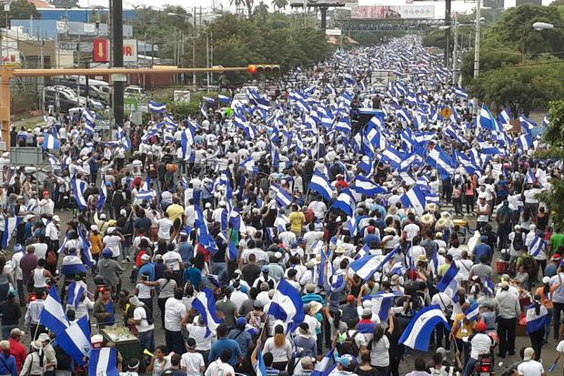 Marcha Azul y Blanco en el sector de Plaza El Sol. Foto: Elizabeth Reyes