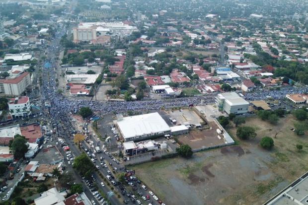 Vista aérea de la marcha Azul y Blanco en Managua. Foto: cortesía