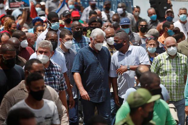 La población cubana marchó este domingo. El presidente Díaz-Canel instó a sus partidarios a salir a las calles listos para el "combate", como respuesta a las protestas .