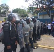 En el sector del antiguo Hospital Militar, decenas de agentes antidisturbios de la Policía Nacional les impidieron el paso a los manifestante.